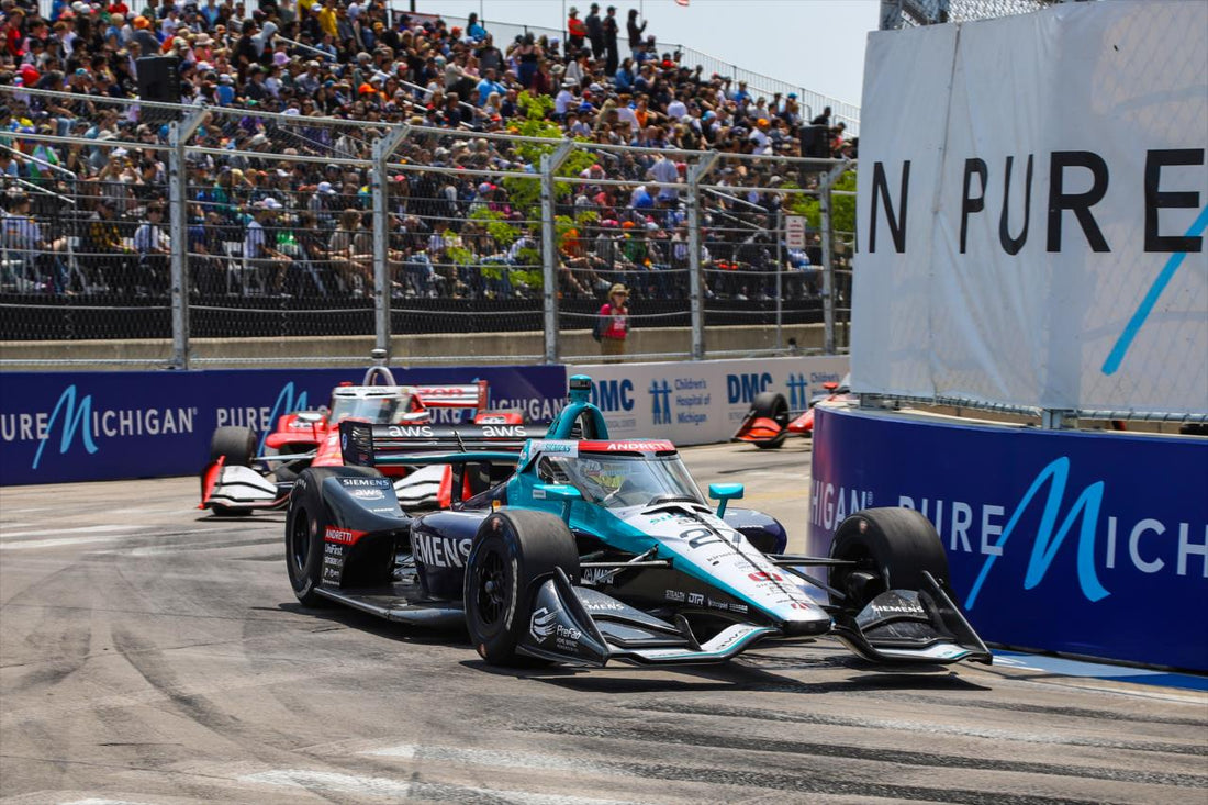 Kirkwood vence em Detroit mesmo com dano no carro