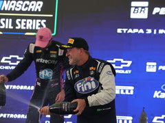 Rubens Barrichello vence a primeira na Nascar Brasil