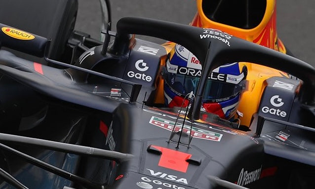 Verstappen brilha e conquista pole em Silverstone