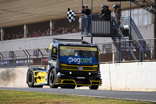 Beto Monteiro "varre" etapa de Cascavel e Leo Rufino faz história na Copa Truck