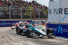 Kirkwood vence em Detroit mesmo com dano no carro